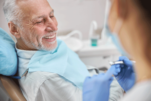 a patient receives treatment for a cracked tooth in ellicott city